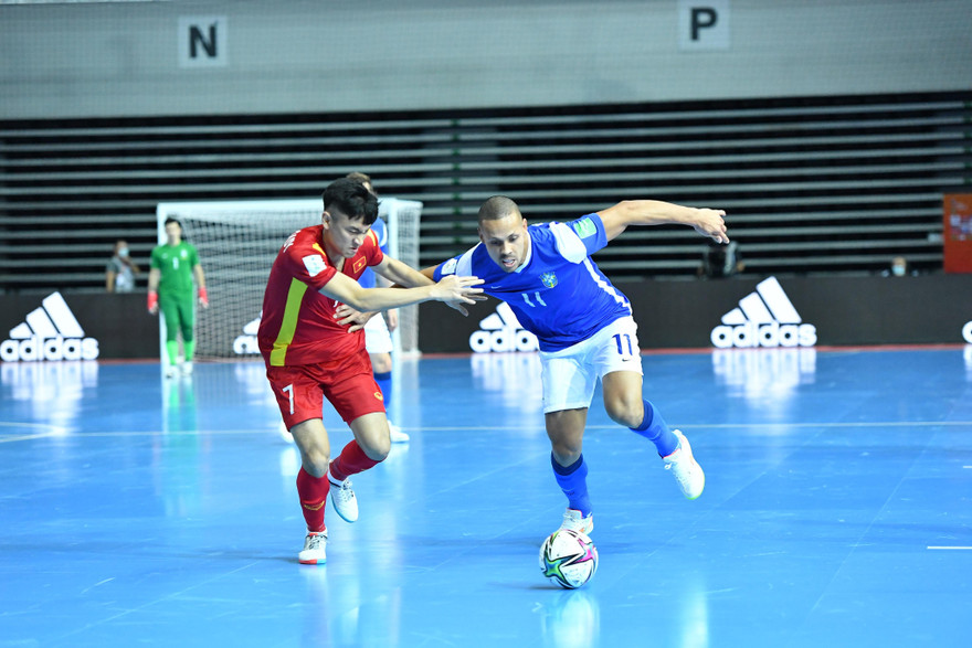 Một mình Ferrao ghi 4 bàn vào lưới đội tuyển futsal Việt Nam (ảnh Anh Tú)