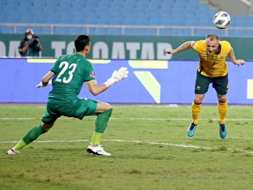 Mặt sân Mỹ Đình lộ chất lượng xấu ở trận đấu của đội tuyển Việt Nam với Australia. 