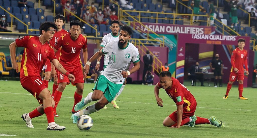 Trọng Hoàng và các đồng đội đã có trận đấu vất vả trước Saudi Arabia (ảnh AFP).