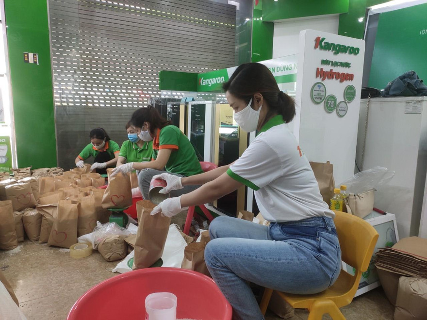 Các cán bộ, nhân viên của Kangaroo đã chuẩn bị hàng nghìn suất quà gồm gạo, trứng phát miễn phí cho người dân
