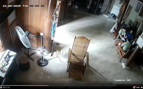 Ảnh chụp từ clip phản ánh vi phạm của 4 công chức thuộc Đội Quản lý thị trường số 8 tỉnh Nghệ An