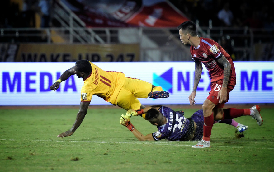 Tình huống thủ môn Thanh Diệp phạm lỗi nguy hiểm với tiền đạo Rimario của Thanh Hoá sát vòng cầm nhưng chỉ bị trọng tài Ngô Duy Lân rút thẻ vàng. 