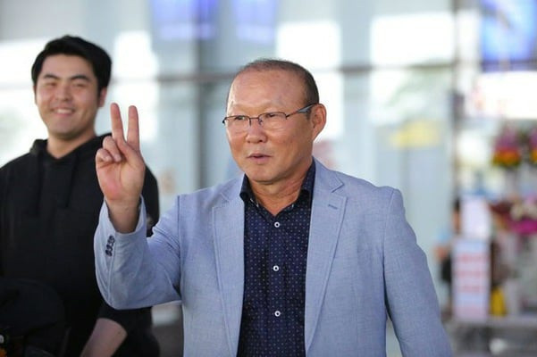 Đứng sau HLV Park Hang Seo là người đại diện quyền lực Lee Dong-jun.