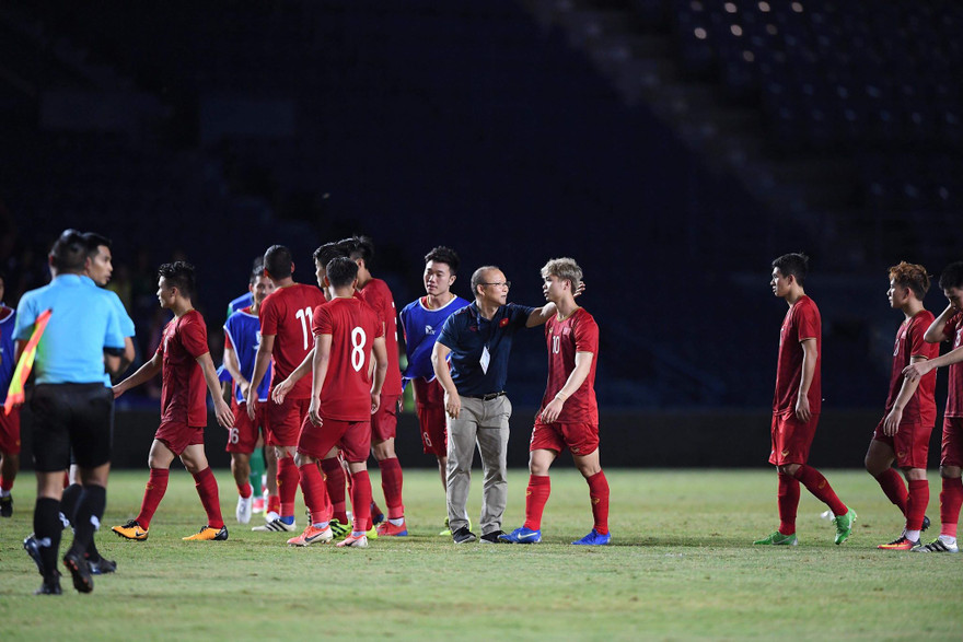 HLV Park Hang Seo động viên Công Phượng sau khi đá hỏng quả 11m ở trận đấu với Curacao. 