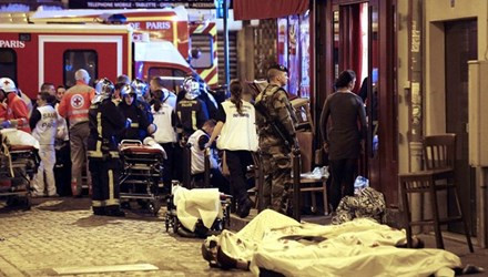 Cấp cứu người bị nạn trong vụ khủng bố Paris đêm 13/11