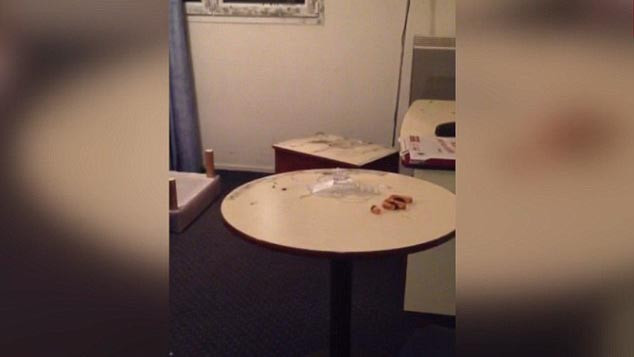 Bàn bên trong phòng khách sạn nơi những kẻ khủng bố ở đặt đầy kim tiêm và ống nhựa y tế