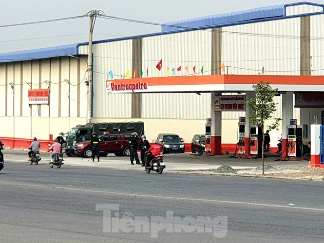 Cảnh sát cơ động bao vây cây xăng Vân Trúc ở Bình Dương