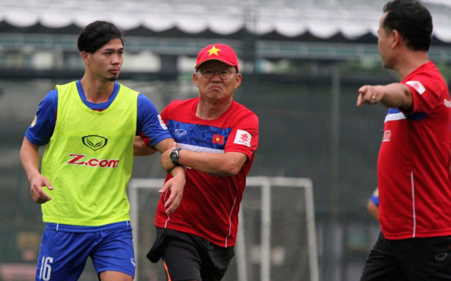 HLV Park Hang Seo hướng dẫn Công Phượng tập luyện. Ảnh: VTC