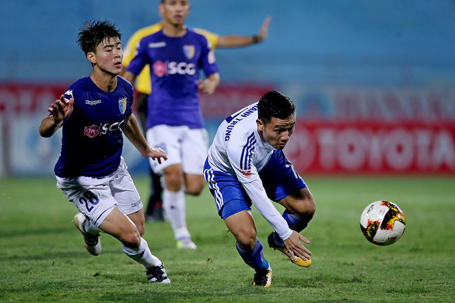 CLB Hà Nội (trái) đã thay vị trí số 1 của "người anh em" Quảng Nam trên bảng xếp hạng V-League.