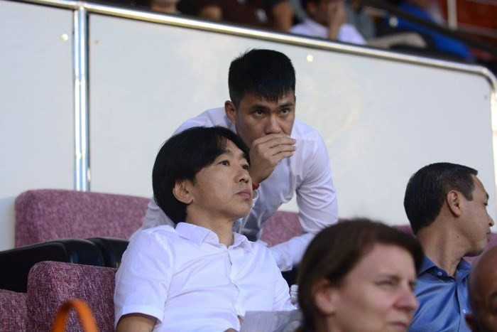 HLV Miura và Công Vinh trên khán đài sân vận động Thống Nhất hôm 19/11.