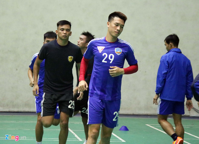 Cầu thủ Quảng Nam phải tập trong nhà vì mưa bão.