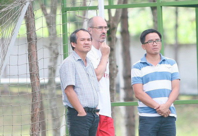 Bầu Đức (trái) đã dành nhiều tâm huyết cho Học viện HAGL-JMG, đào tạo nên lứa Công Phượng.