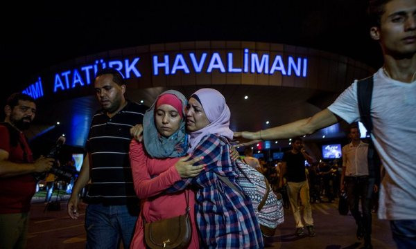 Các hành khách an ủi nhau rời sân bay Ataturk. 