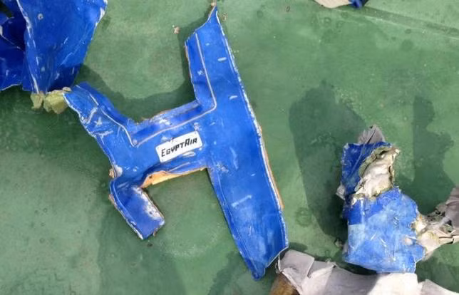 Hình ảnh mảnh vỡ chiếc EgyptAir rơi ở Địa Trung Hải được công bố hôm 21/5. Ảnh: Reuters 