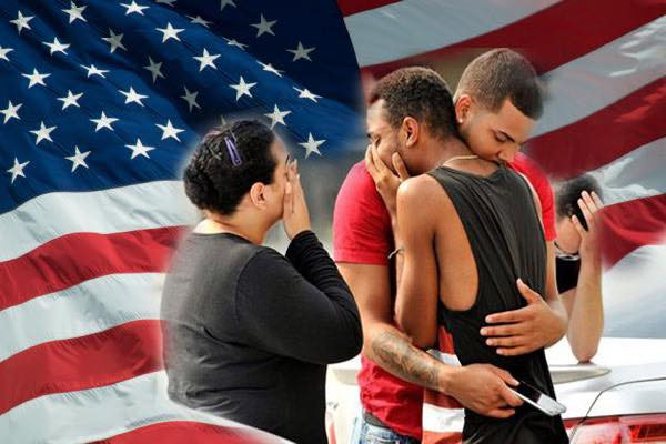 Người thân các nạn nhân trong vụ xả súng đẫm máu. Ảnh: USAToday