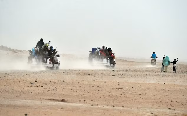 Những người di cư trên những chiếc xe tải ở Niger trên hành trình tới châu Âu. Ảnh: AFP