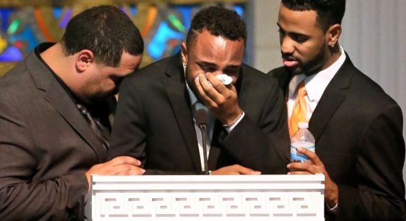 Anh Henderson bên người thân tại lễ tang. Ảnh: Abcnews