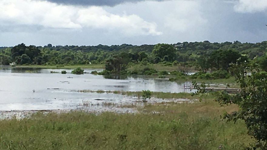 Chiếc xe tải đi qua con suối gần căn cứ Fort Hood thì bị dòng nước lũ chảy xiết cuốn trôi 