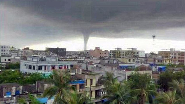 Cơn lốc xoáy khủng khiếp nhìn từ xa