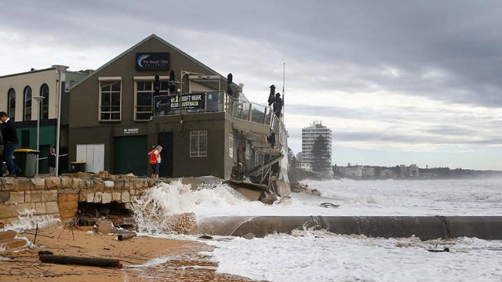 Cảnh sóng dữ ập vào bờ biển Collaroy, Sydney, Úc.