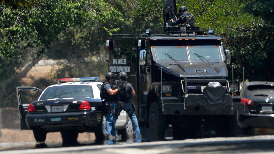 Cảnh sát cùng xe bọc thép tại hiện trường vụ xả súng