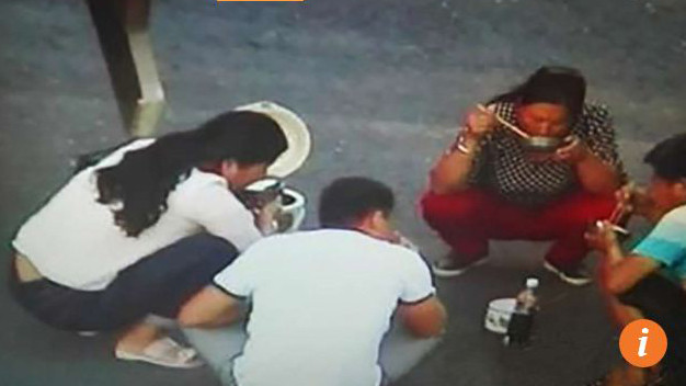 Bốn người thản nhiên bày biện bát đũa, nồi cơm điện ngay trên đường cao tốc để ăn tối