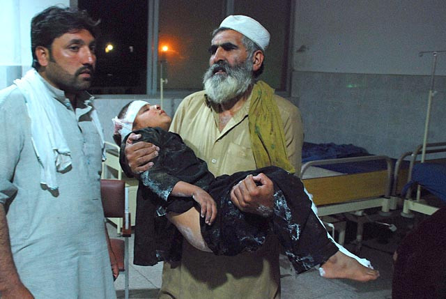 Một em bé bị thương trong trận bão