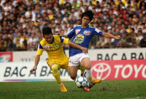 Công Phượng bất lực khi đối đầu với đội bóng quê hương