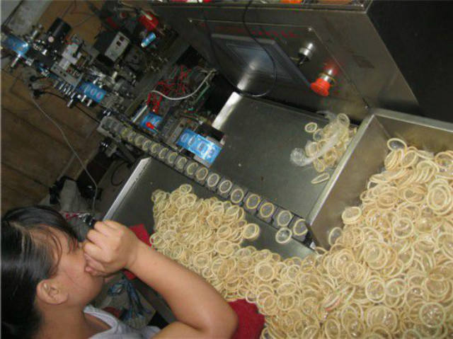 Trung Quốc thu giữ 3 triệu bao cao su giả, độc hại