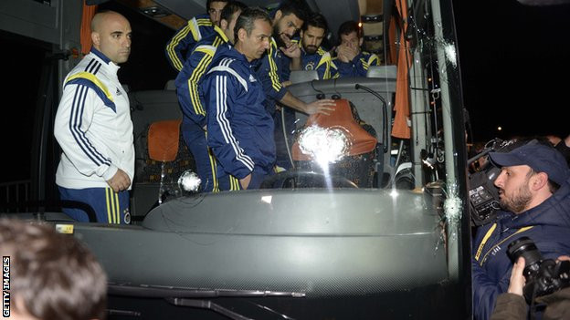 Các vết đạn bắn ở kính xe