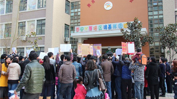 Phụ huynh bao vây một trường mẫu giáo ở Tây An sau khi vụ việc bị phát hiện