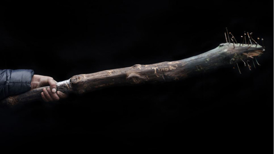 Một chiếc gậy đinh của người biểu tình chống chính phủ Ukraine