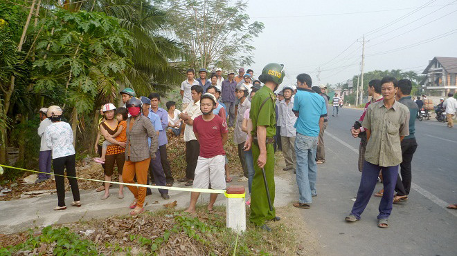 Vụ viếc khiến nhiều người hiếu kỳ tập trong theo dõi.