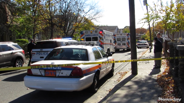 Xe cảnh sát và cứu thương tại hiện trường vụ tấn công.