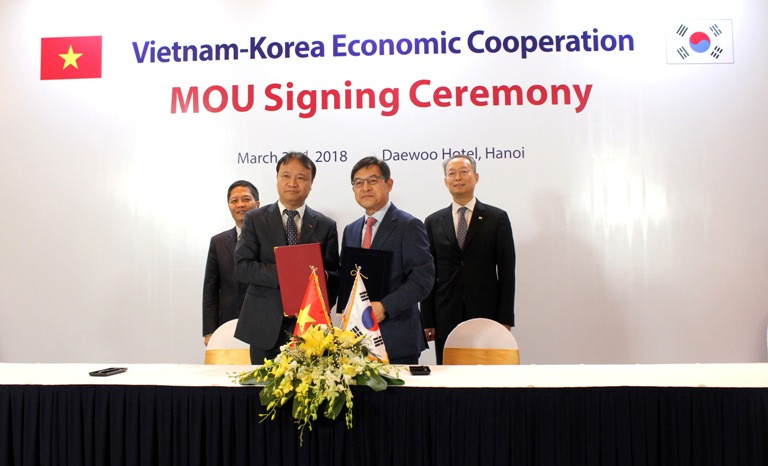 Bộ trưởng Công Thương Trần Tuấn Anh và Bộ trưởng Thương Mại, Công nghiệp và Năng lượng Hàn Quốc Paik Un Gyu tại lễ ký văn kiện mở rộng hợp tác về công nghiệp, thương mại và năng lượng giữa hai nước