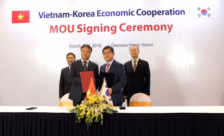 Bộ trưởng Công Thương Trần Tuấn Anh và Bộ trưởng Thương Mại, Công nghiệp và Năng lượng Hàn Quốc Paik Un Gyu tại lễ ký văn kiện mở rộng hợp tác về công nghiệp, thương mại và năng lượng giữa hai nước