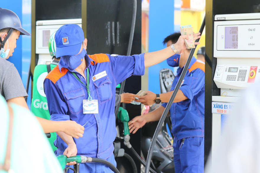 Tăng 718 đồng, xăng RON95 lại lên mốc 21.235 đồng/lít từ 17h hôm nay. Ảnh: Như Ý