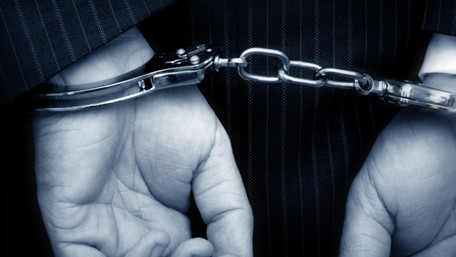 Hiệu trưởng bị kết án chung thân vì nhận hối lộ và biển thủ công quỹ. Hình minh họa.