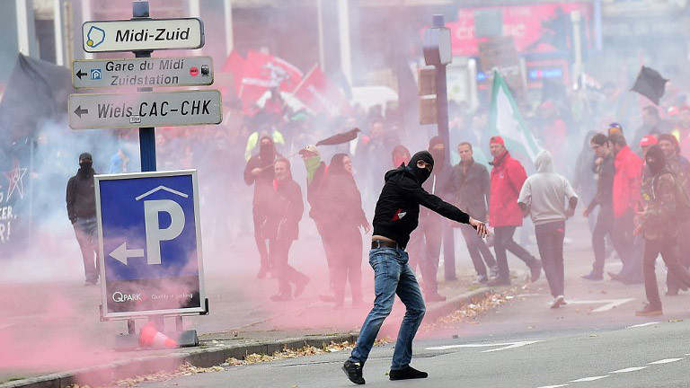 Một người biểu tình ném bom xăng vào cảnh sát sau khi cuộc biểu tình biến thành đụng độ. Ảnh: AFP 