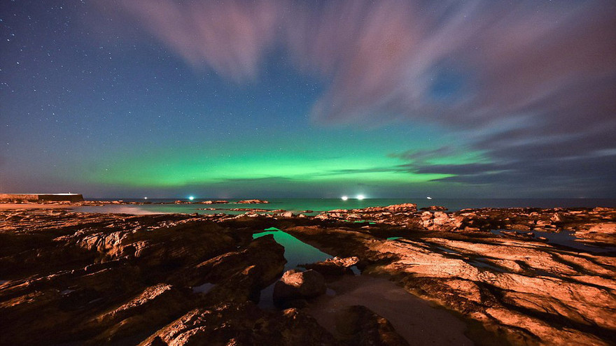 Hiện tượng cực quang với ánh sáng xanh kì ảo trên bầu trời ở bãi biển Hopeman, Moray, nước Anh.