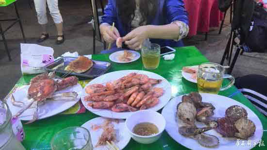 Đĩa tôm của gia đình anh Chu ăn bị nhà hàng chém tới 5 triệu đồng.