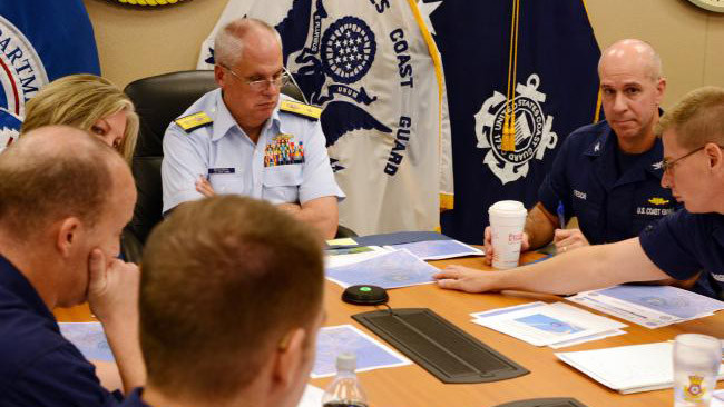 Đội tìm kiếm của Mỹ họp bàn về công tác cứu hộ.