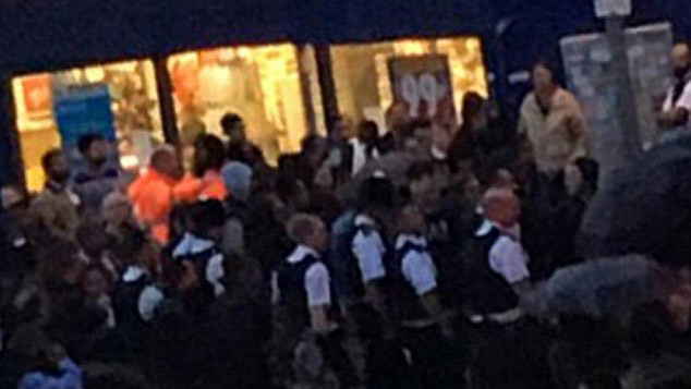 100 cảnh sát được triển khai để dẹp loạn 