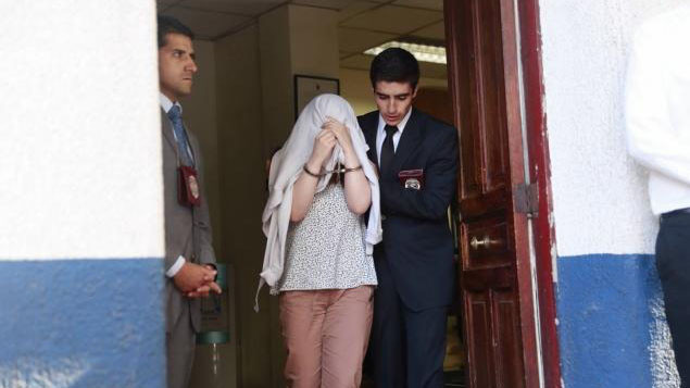 Veronica Carrera Chaparro (giữa) bị cảnh sát bắt