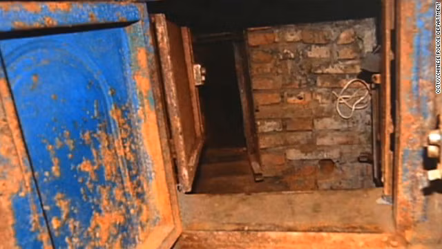 Cửa hầm nơi 6 phụ nữ bị giam 