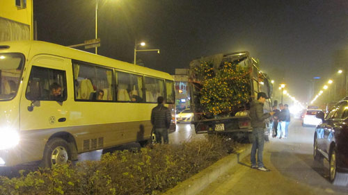 Xe tải chở quất leo dải phân cách 