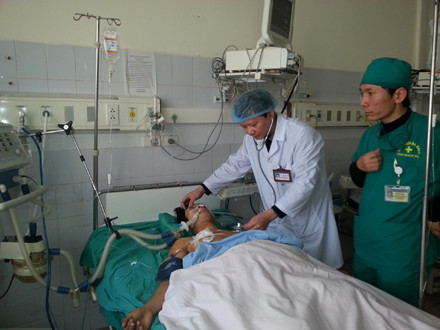 Bệnh nhân Hòa đã tỉnh táo và đang được các bác sỹ chăm sóc. 