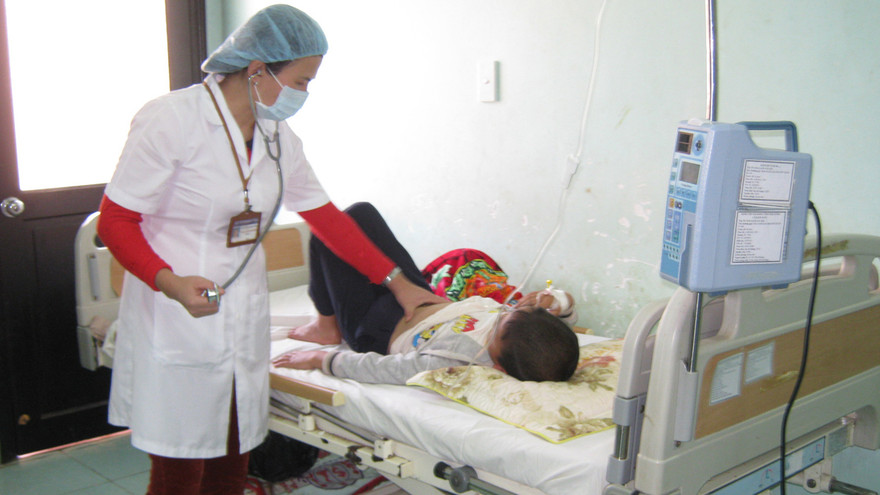 Bác sĩ theo dõi sức khỏe bệnh nhi