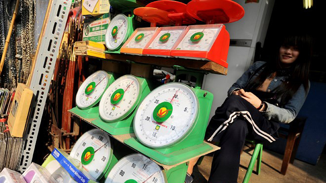 Một cửa hàng bán cân trên phố cách nhà người chỉnh cân điêu không xa. Ảnh: Cao Nguyên - Giang Huy