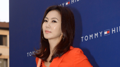 Kim Nam Joo mặt căng mịn ở tuổi 43 